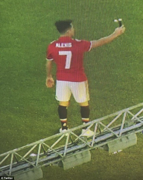 Hinh anh Alexis Sanchez mac ao so 7 tai Man Utd ro ri tren mang xa hoi.