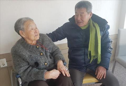 Mẹ HLV Park Hang-seo nấc nghẹn khi nhắc về con trai