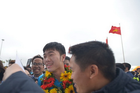 Xuan Truong cung tap the U23 Viet Nam duoc chao don nong nhiet khi buoc xuong san bay.