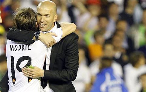 Tien ve Luka Modric len tieng benh vuc HLV Zidane hinh anh