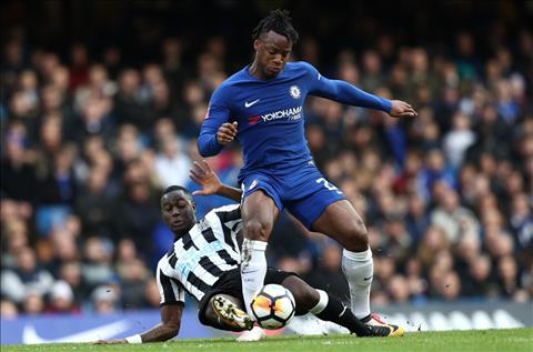 Newcastle phong ngu ngay tho truoc Chelsea cua Batshuayi