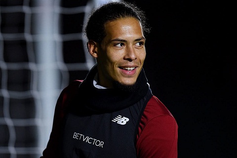 Man City từ bỏ Van Dijk vì Sanchez