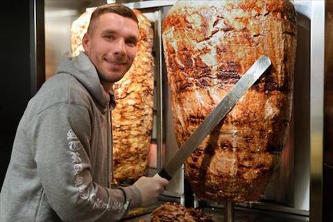 Lukas Podolski mo cua hang banh mi kebab hut khach hinh anh 2