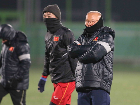 U23 Việt Nam mặc kín mít vì cái lạnh ở Côn Sơn