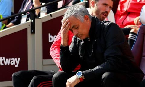 Jose Mourinho mất kiểm soát tại Man Utd: Tại anh hay tại ả?