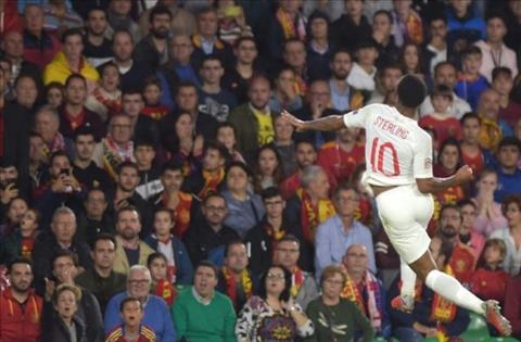 Sterling đại náo Tây Ban Nha: Câu trả lời trong màu áo tuyển