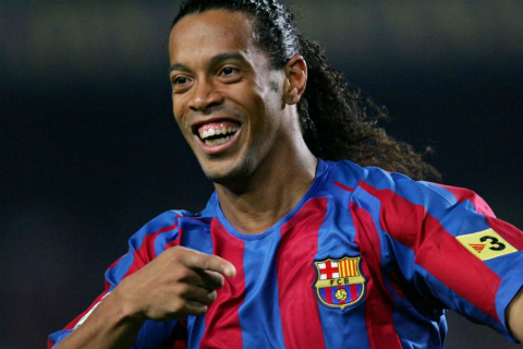 Ronaldinho yêu cầu Barca 'treo' áo số 10 của Messi