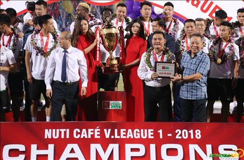 Chu tich Nguyen Quoc Hoi trong giay phut dang quang cua Ha Noi FC.