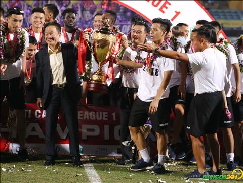 Bau Hien nang cup vo dich V-League 2018 cung doi truong Van Quyet.
