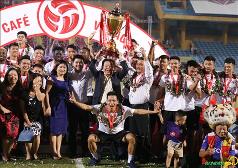 Doi truong Van Quyet tao dang vui nhon khi cung gia dinh bau Hien nang cup vo dich V-League 2018.