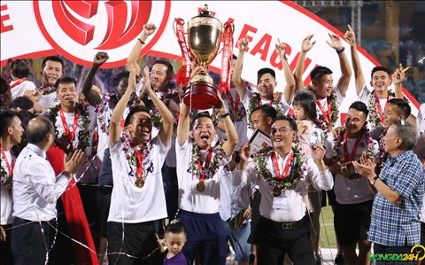 Hủy họp báo, HLV Chu Đình Nghiêm nói gì khi nhận cúp vô địch V-League 2018?