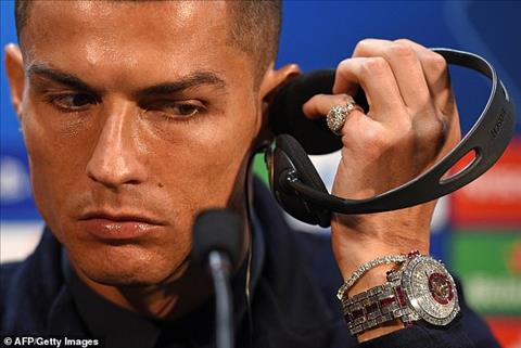 Ronaldo đeo đồng hồ bạc tỷ trong buổi họp báo