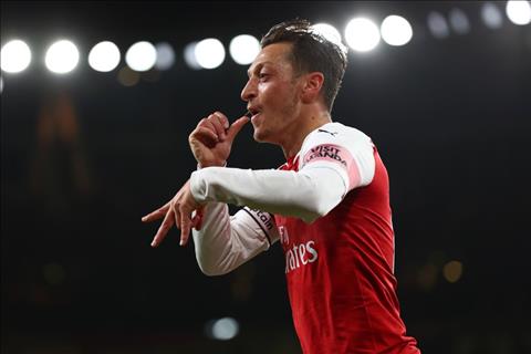 Ozil ghi ban truoc Leicester