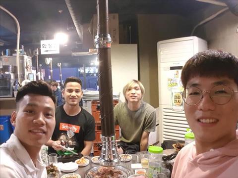 Tuấn Anh nhận ‘món quà đặc biệt' từ Vũ Văn Thanh tại Hàn Quốc