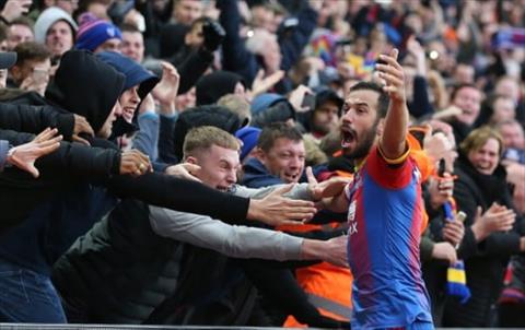 Doi truong Milivojevic lap cu dup tren cham phat den cho Crystal Palace. Anh: Reuters.