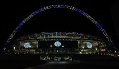 SVD quoc gia Wembley doi sang logo cua Leicester de tuong nho vi chu tich xau so trong vu tai nan may bay tham khoc