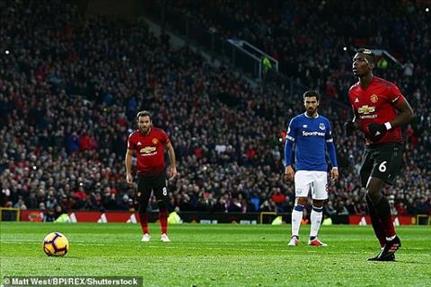 Đá pen kiểu ngứa mắt, Pogba bị tố học đòi Ronaldo