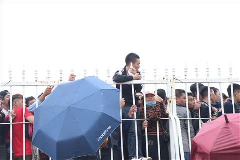 Hình ảnh CĐV đội mưa, chen lấn để mua vé xem Việt Nam đá AFF Cup 2018 hình ảnh 3