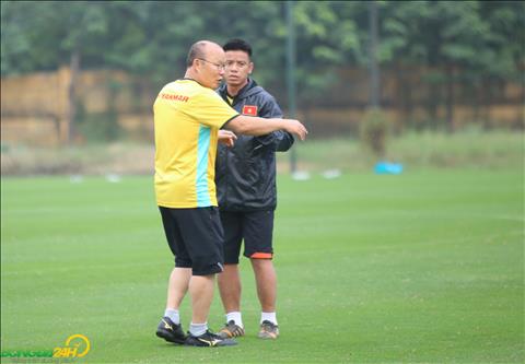HLV Park Hang Seo thao luan voi tro ly ve viec bo tri dieu kien tap cho doi.