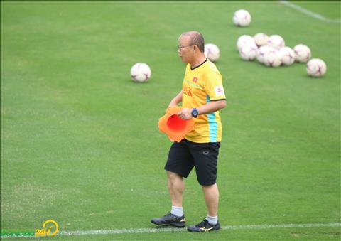 Dich than HLV Park Hang Seo di chuan bi dung cu tap luyen cho doi.