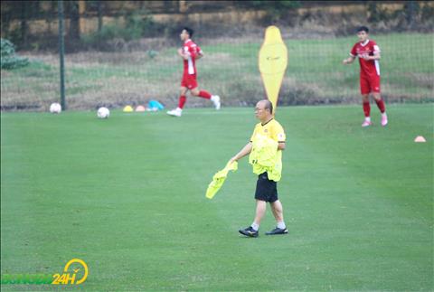 Thay Park cung tu tay mang ao bib cho cac cau thu.