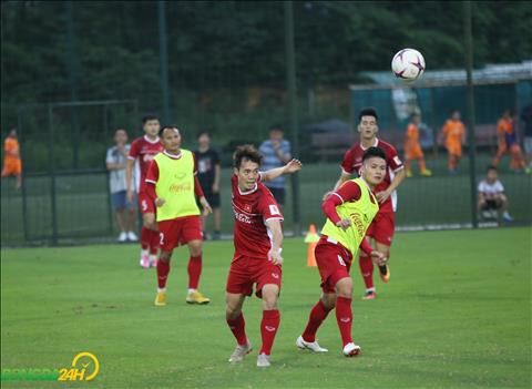 Van Toan va Quang Hai trong mot pha tranh chap tren khong.