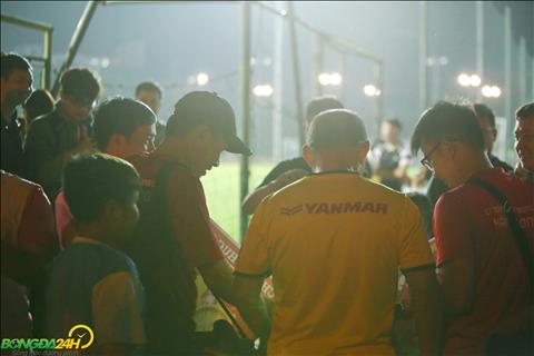 HLV Park Hang Seo bi nguoi ham mo quay kin sau buoi tap.