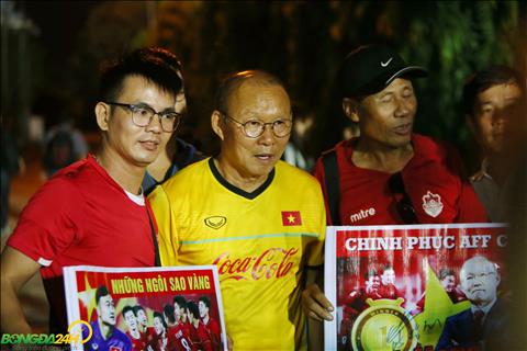 HLV Park Hang Seo chup anh luu niem cung nguoi ham mo.