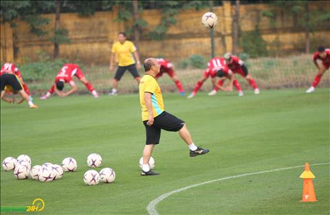 HLV Park Hang Seo phô diễn kỹ thuật trong buổi tập của ĐT Việt Nam