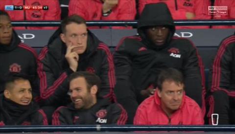 Sanchez và Mata bị chỉ trích dữ dội sau trận thua Man City