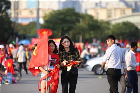 TRỰC TIẾP TỪ MỸ ĐÌNH CĐV Việt Nam dồn dập đổ về sân hình ảnh 2