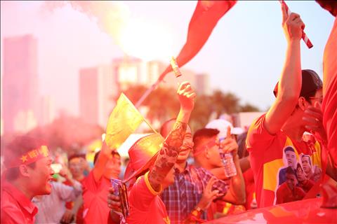 Quang Hải, Tiến Dũng mong người hâm mộ không đốt pháo sáng tại Hàng Đẫy