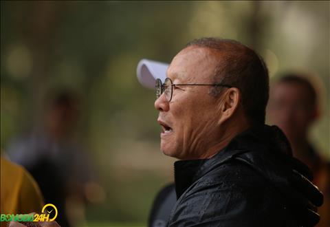 Cảm động hình ảnh HLV Park Hang Seo tắm mưa kiểm tra sân tập cho ĐT Việt Nam