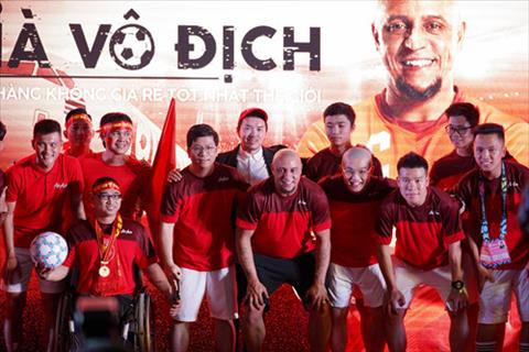 Huyền thoại Roberto Carlos đến Hà Nội dự khán trận Việt Nam vs Malaysia hình ảnh 3