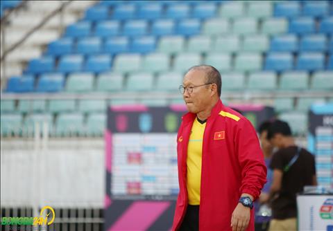 HLV Park Hang Seo thực hiện nghi lễ lạ trong buổi tập cuối trước trận gặp Myanmar