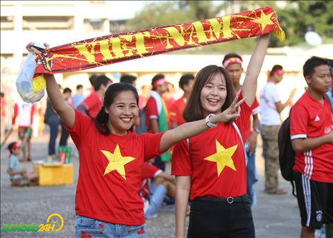 CĐV Việt Nam "đốt nóng" các khán đài sân Hàng Đẫy
