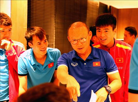 HLV Park Hang Seo cười hết nấc trước món quà của học trò