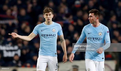 Cặp trung vệ Man City sánh ngang những huyền thoại Man Utd