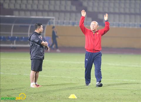 HLV Park Hang Seo đuổi côn trùng trong buổi tập của ĐT Việt Nam