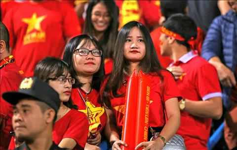 CĐV Việt Nam đốt nóng các khán đài sân Hàng Đẫy hình ảnh 3