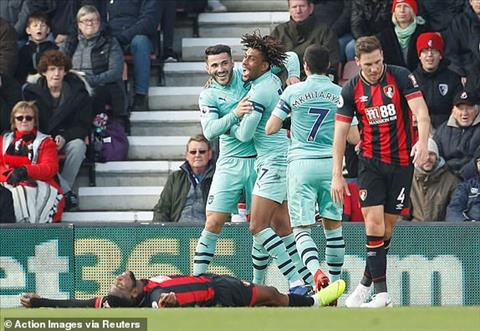 Arsenal gianh chien thang 2-1 truoc Bournemouth