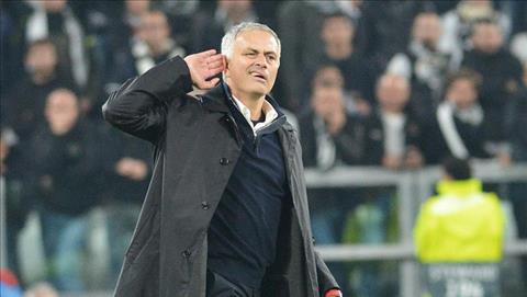 Cận cảnh màn ăn mừng gây hấn của Jose Mourinho ở trận Juventus 1-2 MU