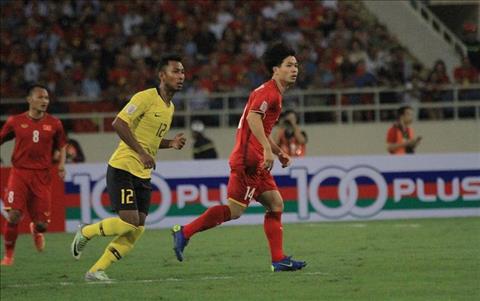 Trước trận Việt Nam vs Malaysia: Tử huyệt bóng chết và nỗi lo từ vị trí của Văn Hậu