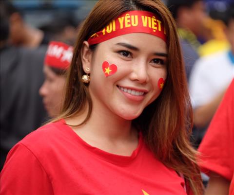 Chùm ảnh Những nữ CĐV Việt Nam xinh tươi tại Bukit Jalil hình ảnh