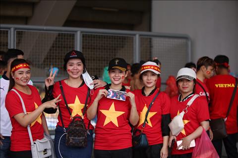 CĐV Việt Nam đội mưa đến sân Bukit Jalil xem trận đấu Malaysia vs Việt Nam hình ảnh 3