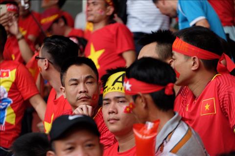 CĐV Việt Nam gây ấn tượng bằng khăn của Malaysia hình ảnh