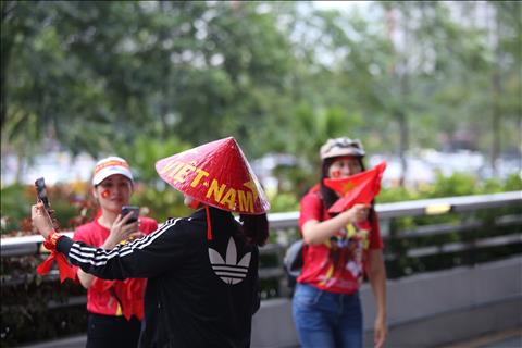 CĐV Việt Nam đội mưa đến sân Bukit Jalil xem trận đấu Malaysia vs Việt Nam hình ảnh 3