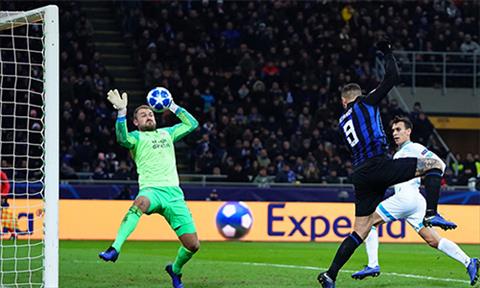 Icardi tro thanh cau thu dau tien trong lich su Inter ghi ban o ca ba tran san nha tai vong bang Champions League. Anh: La Presse.