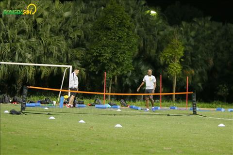 ĐT Malaysia chơi tennis football trong buổi tập đầu tại Việt Nam hình ảnh