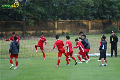 Viec thoi tiet tai Ha Noi tro lanh cung khien ban huan luyen cho cac cau thu khoi dong lam nong nguoi ky hon so voi thuong le.